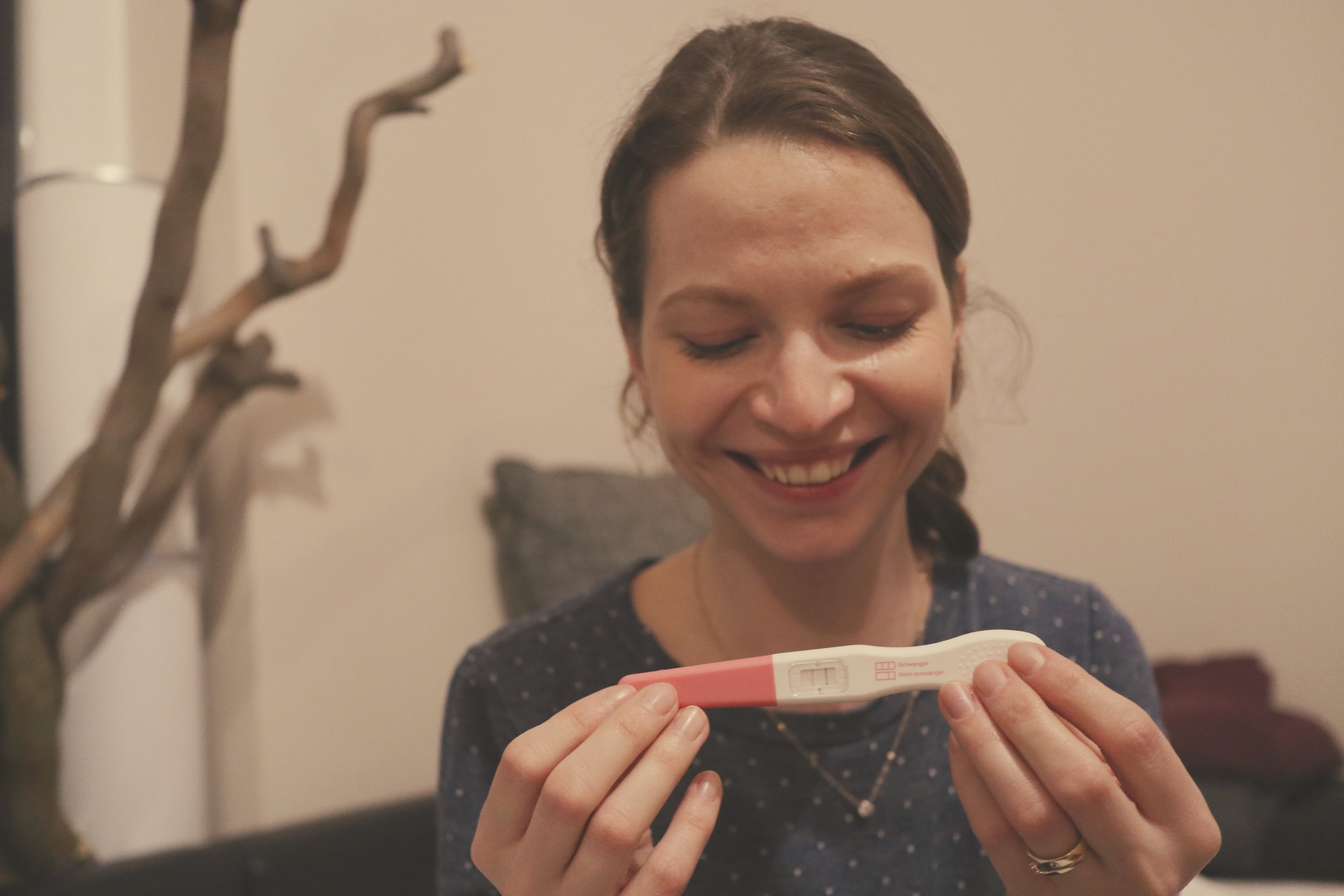 Stephie mit ihrem positiven Schwangerschaftstest